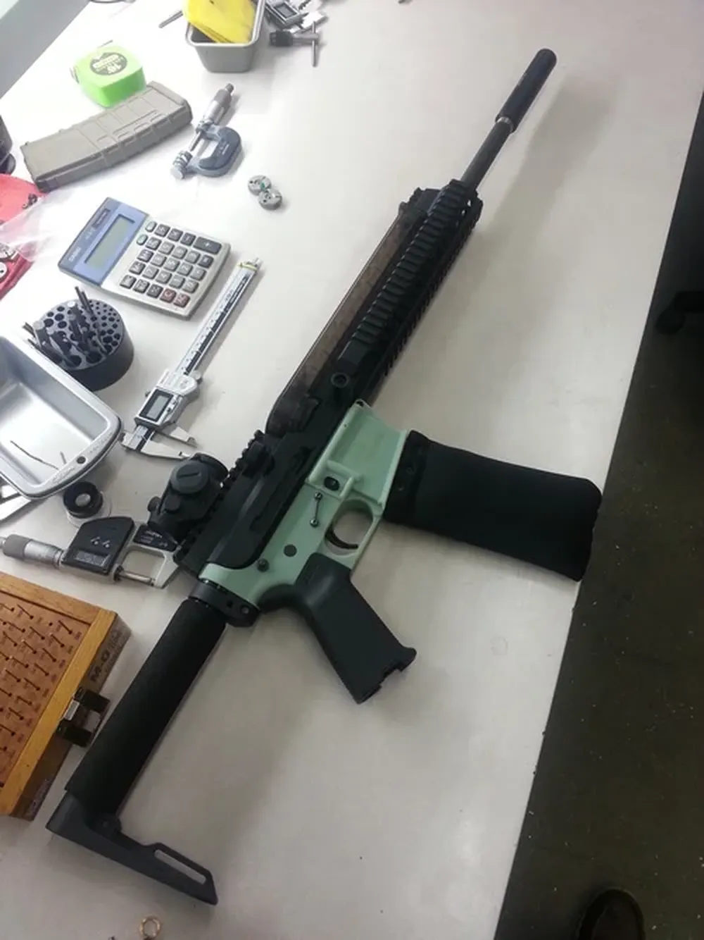 Cada parte del rifle es de plástico y fue impreso en 3D