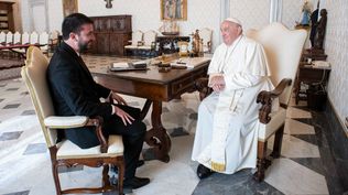 El secretario de Culto, Nahuel Sotelo, junto al Papa Francisco.