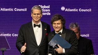 Scott Bessent junto a Javier Milei.