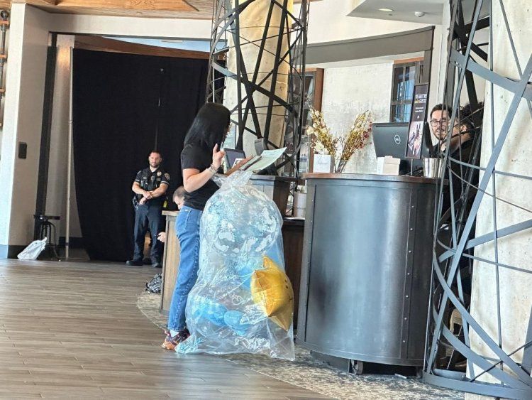 Llegó el cotillón al hotel de Uruguay para festejar los cumpleaños de este 25 de junio