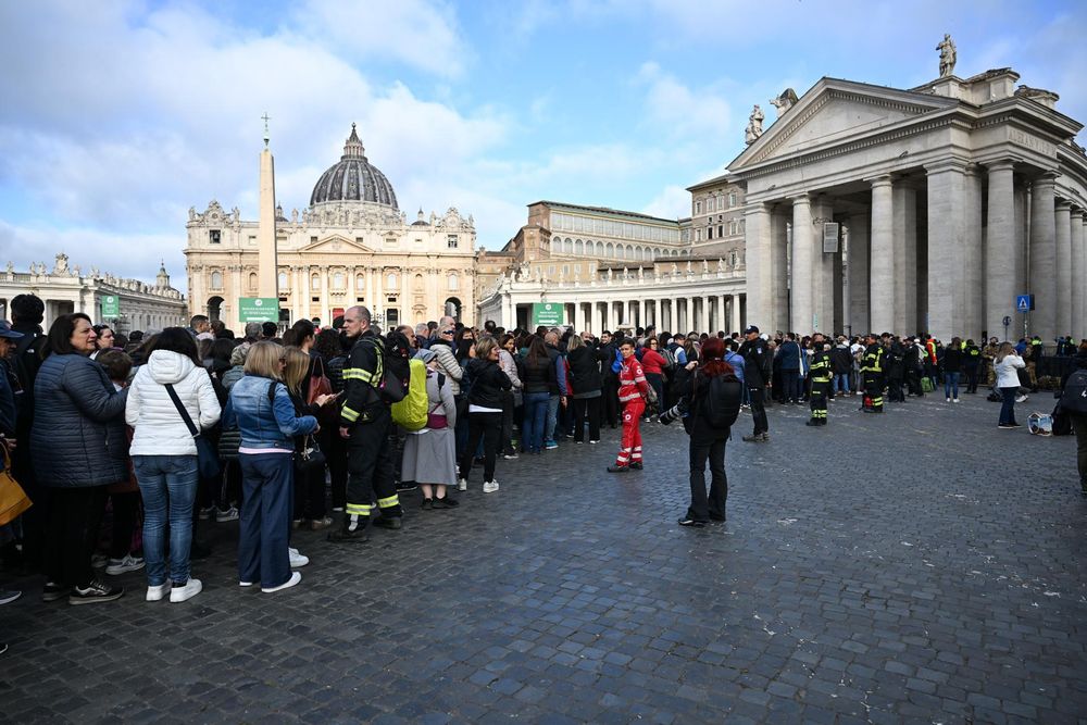 Fieles llegan a la Plaza de San Pedro donde despidieron al papa Francisco. EFE