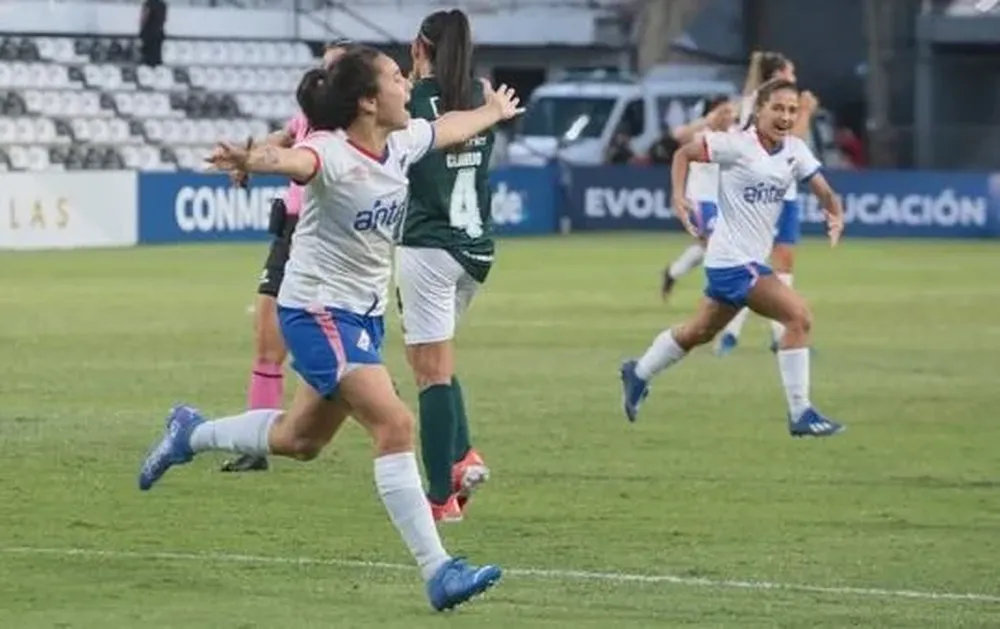 Esperanza Pizarro, goleadora del campeonato