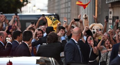 Una multitud se acercó para vivar a Milei.