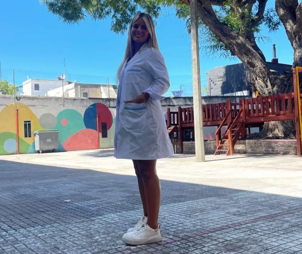 Torres como maestra en la escuela donde fue alumna