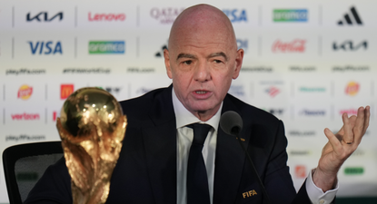 Gianni Infantino, presidente de la FIFA junto a la Copa del Mundo.