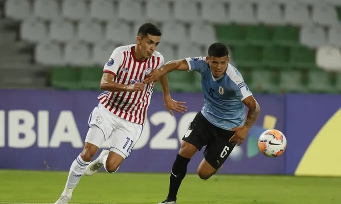 Jesús Medina junto al uruguayo Maxi Araújo durante el Preolímpico de 2020