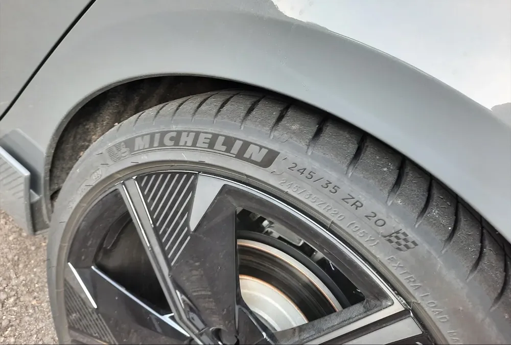 Michelin detiene su producción por falta de caucho.