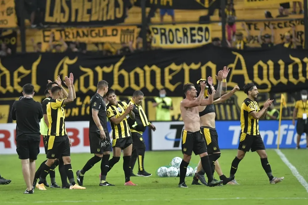 Peñarol celebra el triunfo en el CDS