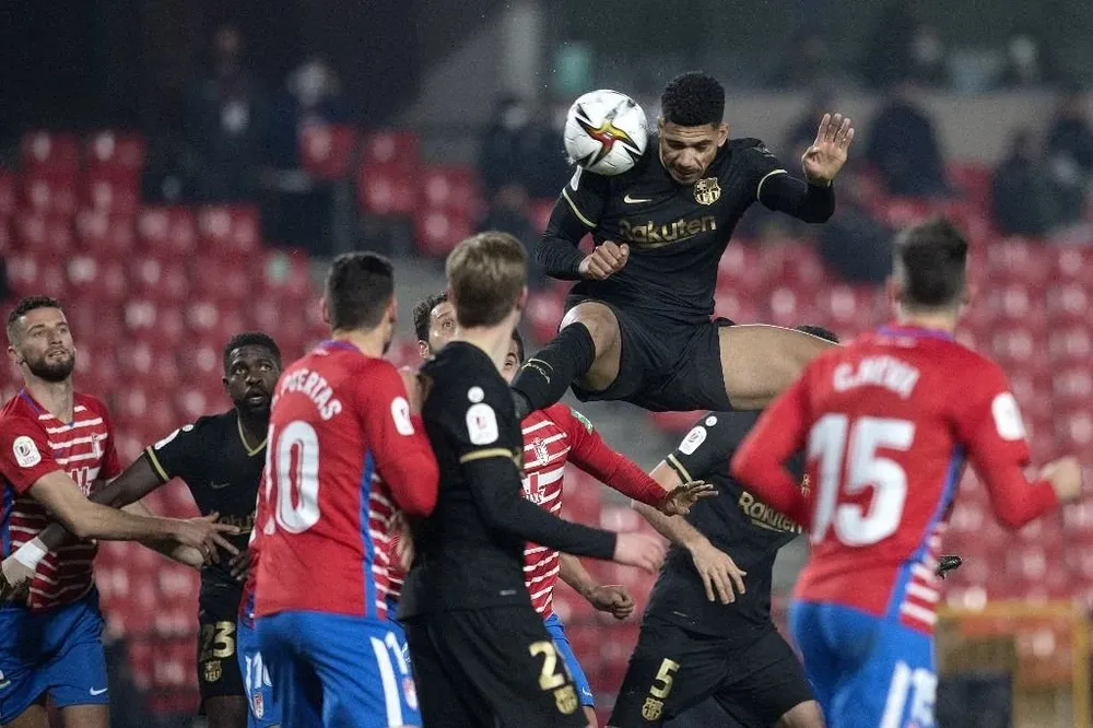 Araújo gana por arriba ante Granada