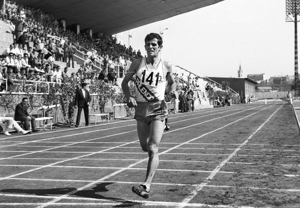 Mariano Haro&nbsp;&nbsp;mientras cruza la línea de meta en los Campeonatos Nacionales de Atletismo absolutos individuales en 1967