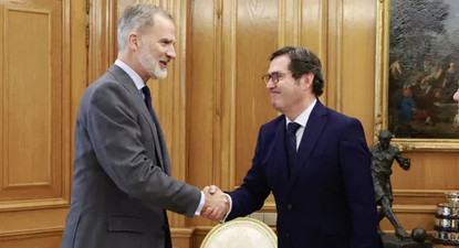 El rey Felipe VI con el presidente de CEOE, Antonio Garamendi