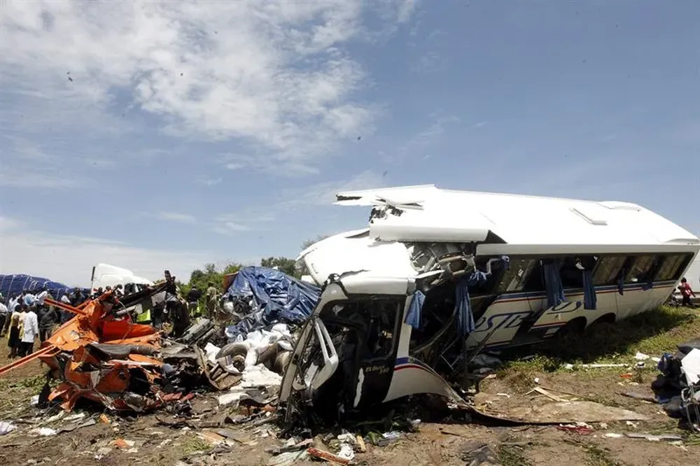 Zambia- Un autobús destrozado cerca de Chibombo. Al menos 53 personas murieron hoy en la colisión