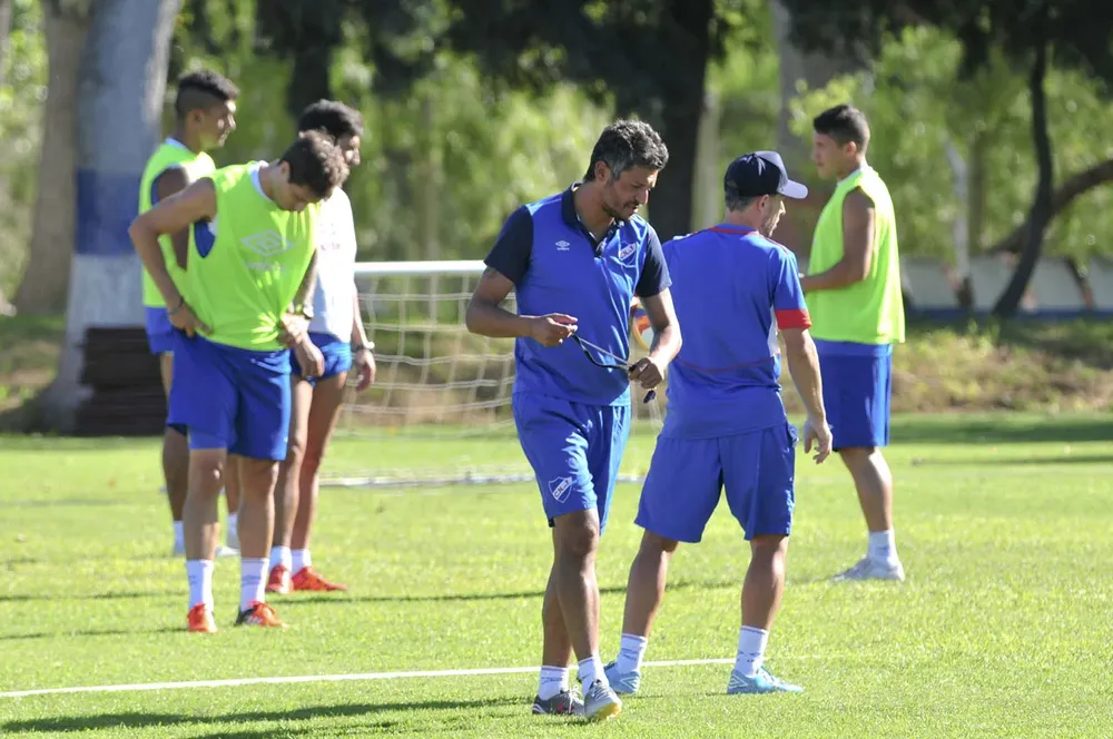 Gustavo Munúa trabajando en cancha