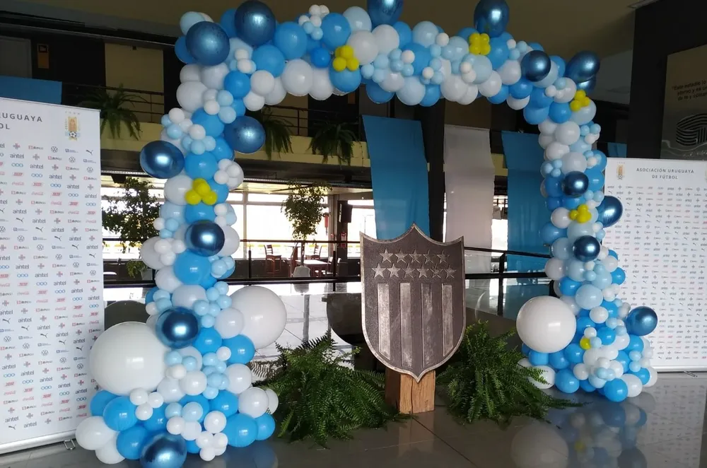 El escudo de Peñarol en el Estadio Campeón del Siglo está rodeado de globos para recibir a la selección uruguaya