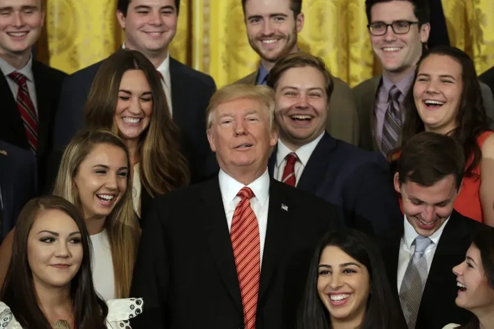 Donald Trump junto con un grupo de jóvenes que terminó su pasantía en la Casa Blanca, EEUU
