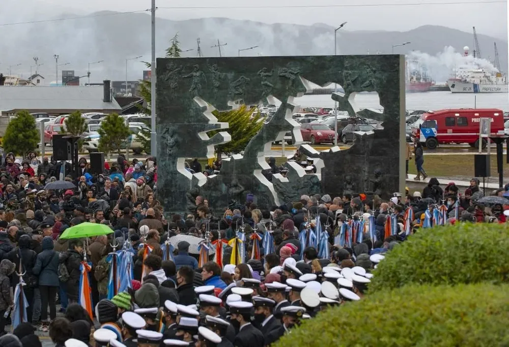 Acto de este sábado en Usuaia. Argentina reclama la soberanía sobre las Malvinas, cuyo control Gran Bretaña afirmó en 1833 luego de reclamos previos en competencia de los franceses y españoles, así como los británicos
