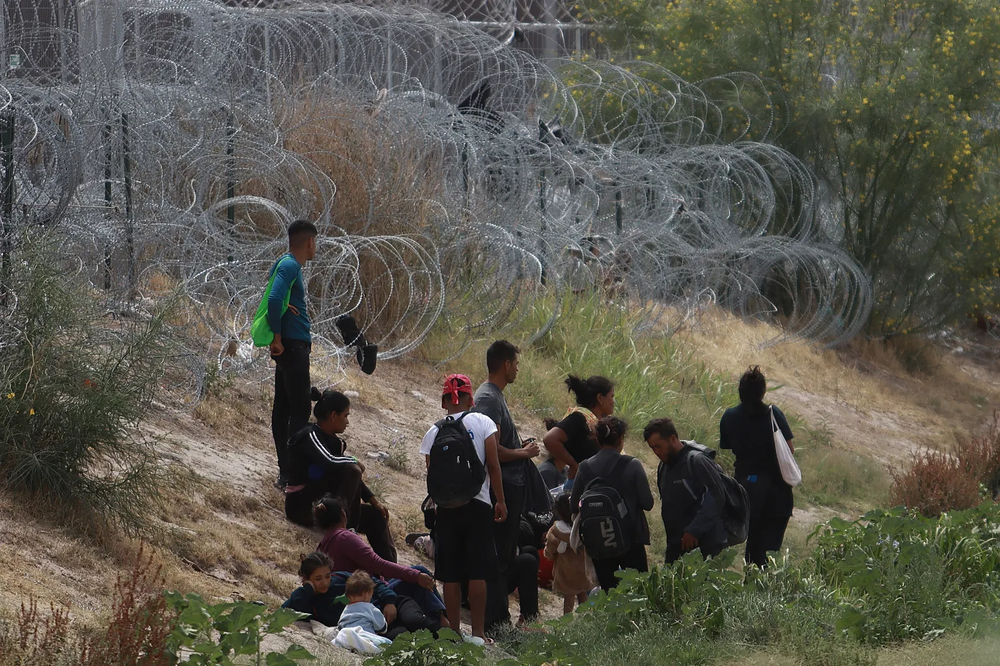 Inmigrantes permanecen cerca del muro que separa la frontera estadounidense, el 4 de junio de 2024, en Ciudad Juárez, Chihuahua (México)