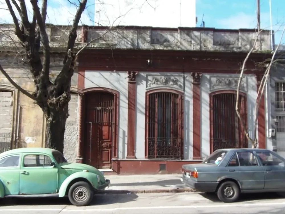 La dirección donde están ubicados es Magallanes esquina Pausandú