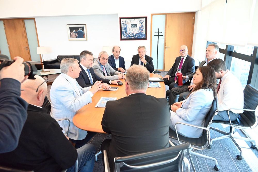 Carlos Enciso junto a Yamandú Orsi, Fernanda Cardona y la delegación de inversores alemanes