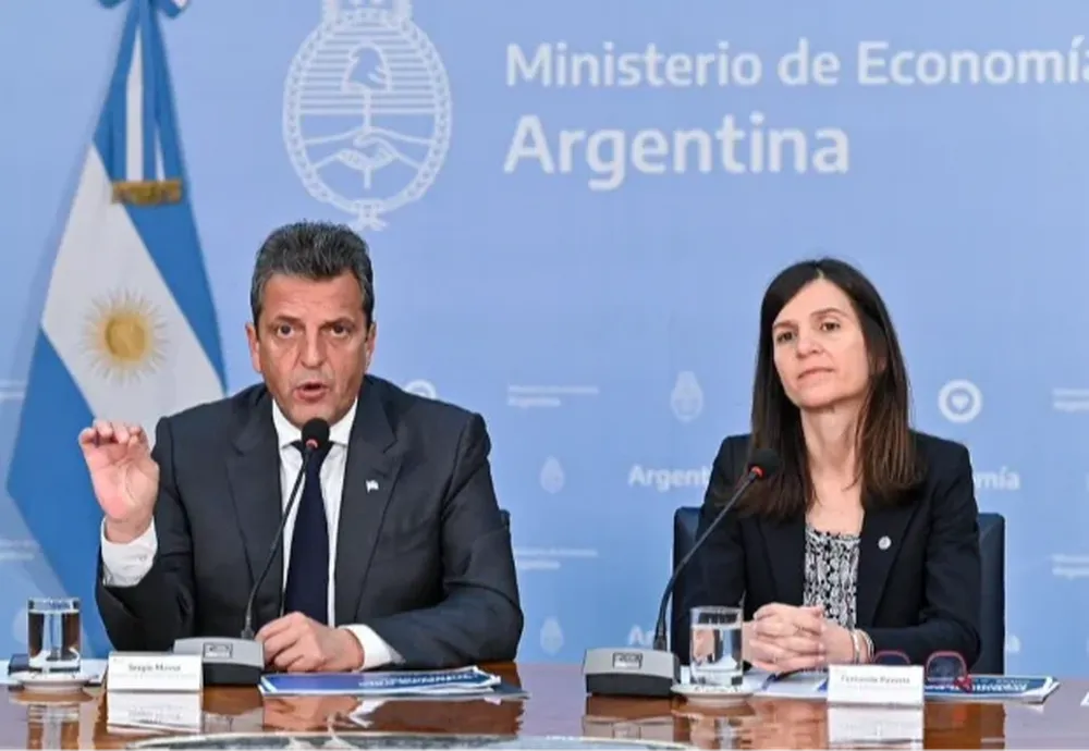 Massa y Raverta durante el anuncio de este martes.