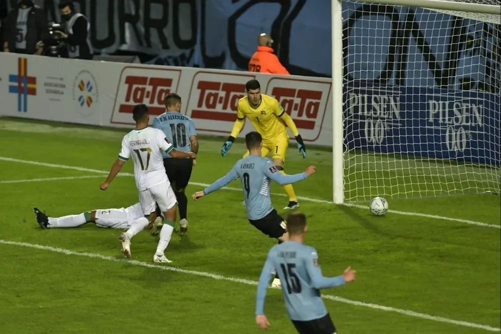 De Arrascaeta empuja la pelota y Lampe no puede evitar la caída de su arco