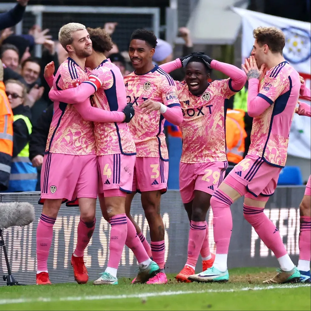 Patrick Bamford celebra su golazo para Leeds United y un compañero se toma la cabeza como sin poder creer lo que hizo