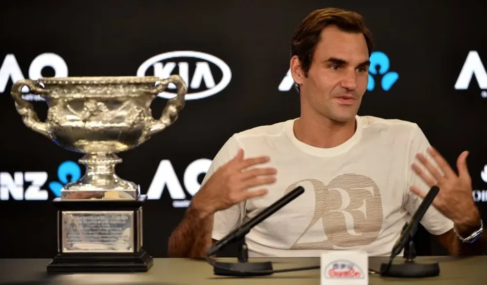 Federer con el trofeo del Abierto de Australia