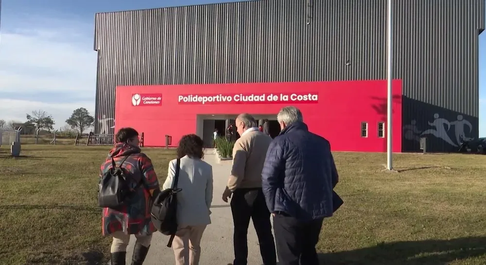 El exterior del nuevo Polideportivo Ciudad de la Costa