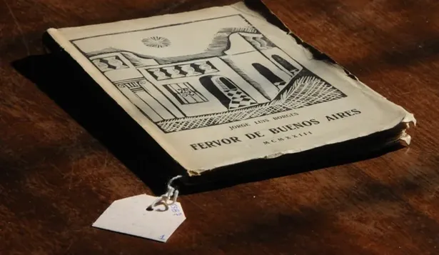 El libro fue dedicado por Borges a su amiga Luisa Luisa