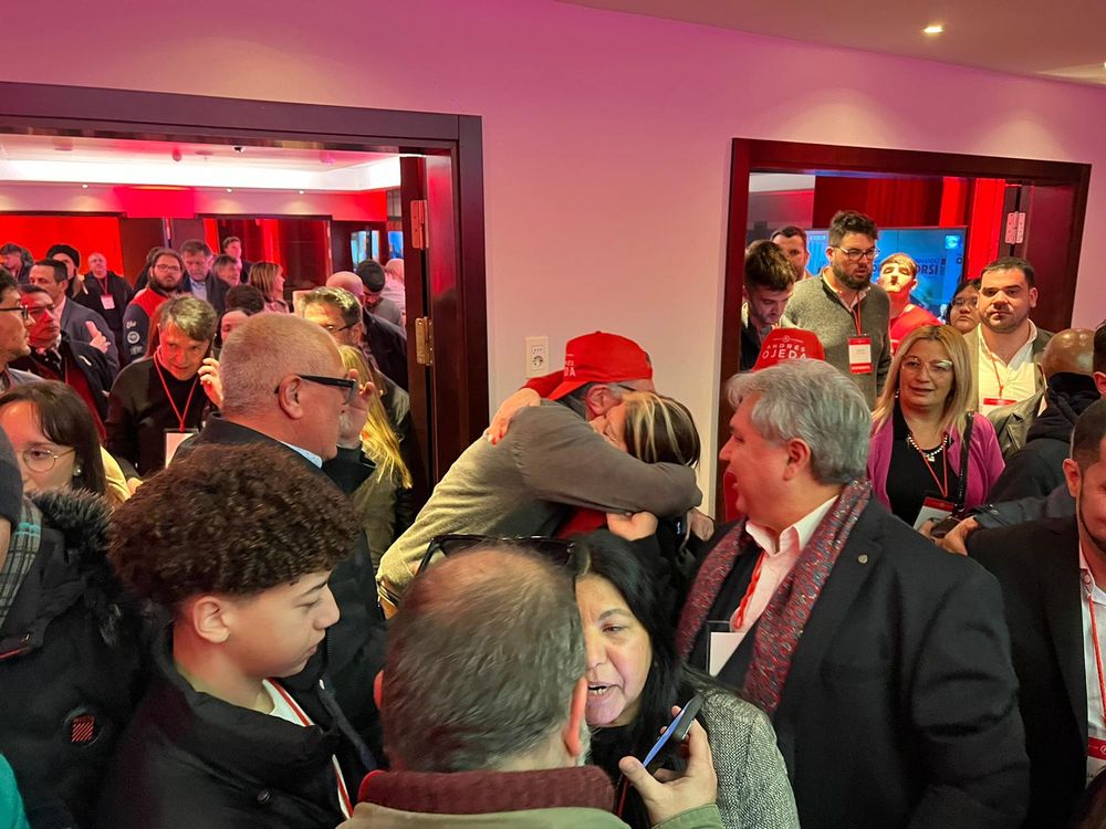 Festejos en el búnker de Andrés Ojeda tras su victoria en las elecciones internas del Partido Colorado