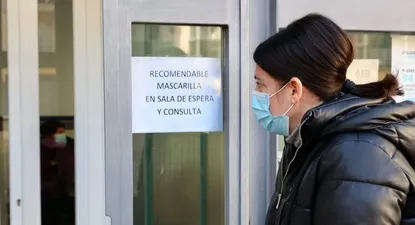 Una persona entra a un centro de salud de Logroño con mascarilla.