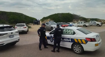 La Policía en la playa durante la búsqueda