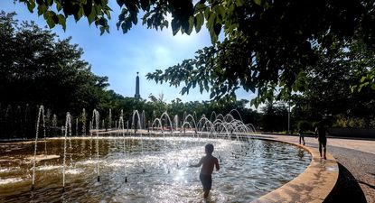 Tres niños se refrescan en una fuente durante la tercera ola de calor en Madrid, en el parque Madrid Río, a 3 de agosto de 2024, en Madrid&nbsp;