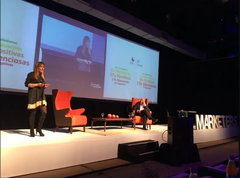 Karen Thals y Roberto Izikson de Cadem durante su exposición en Marketers