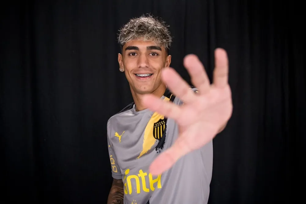 Facundo Torres fue uno de los modelos del club cuando presentaron la camiseta alternativa