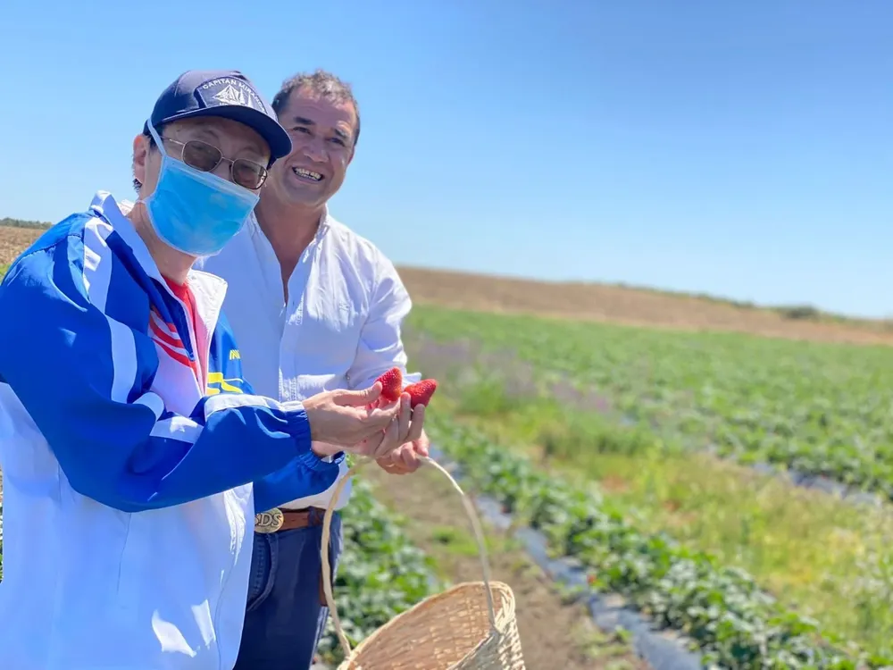El embajador muestra parte de la cosecha, junto al senador Da Silva.