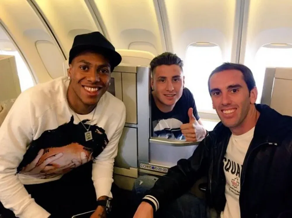 Godín, Josema y Abel en el avión rumbo a Estados Unidos