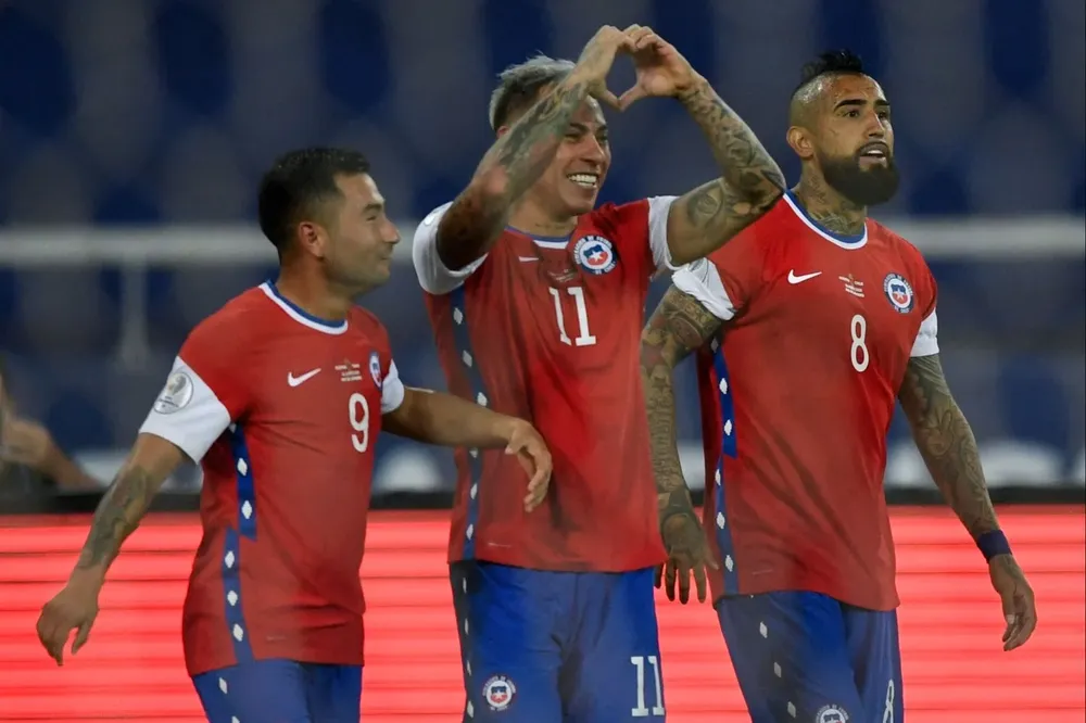 Eduardo Vargas celebra el gol ante Argentina y a su lado, Arturo Vidal, podrán estar ante Uruguay pese al reclamo de la AUF