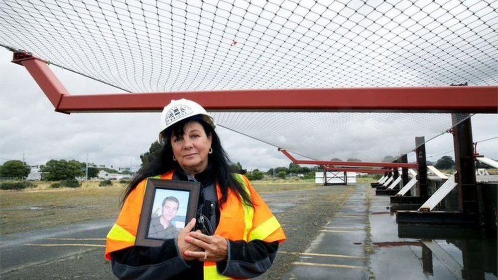Dayna Whitmer, que perdió a su hijo en el puente, es una firme defensora de las redes.