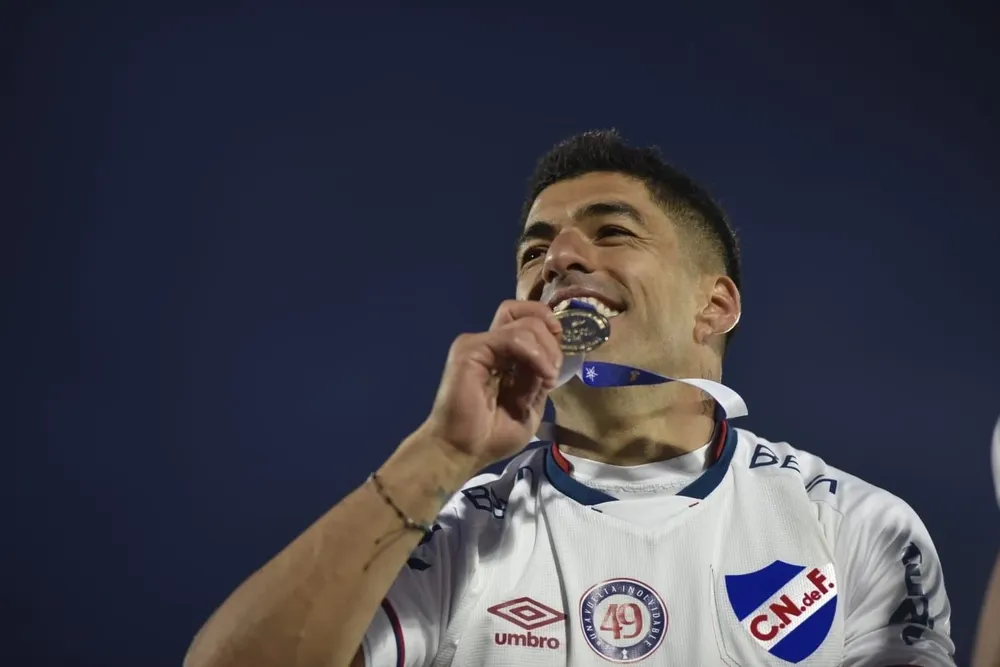 Luis Suárez con la medalla de campeón