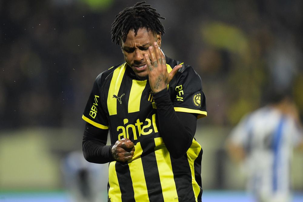 Abel Hernández festeja su gol ante Cerro Largo