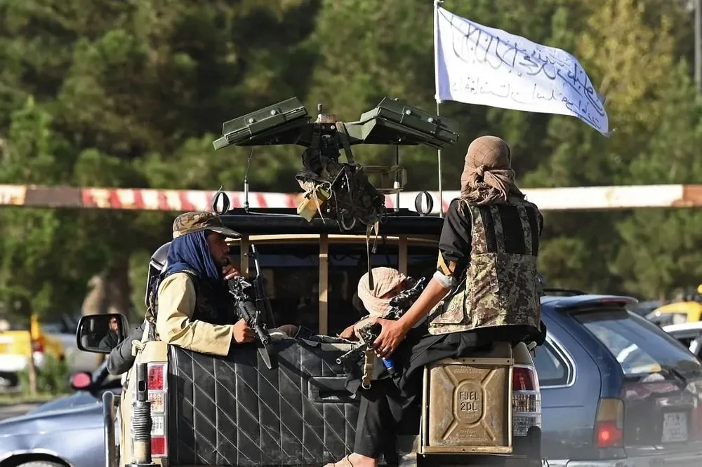 Fotografía de archivo (Agosto 2021). Combatientes talibanes patrullan en Kabul