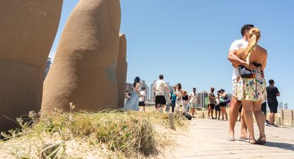 Turistas se toman fotografías junto a la escultura Los dedos este martes, en Punta del Este.&nbsp;