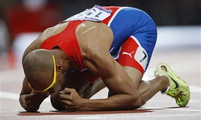 El dominicano besa su número tras ganar el histórico oro