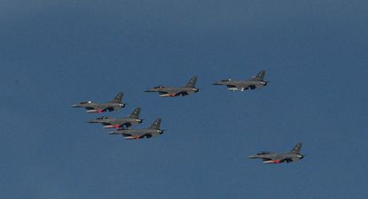 Cómo son los F-16, los cazas supersónicos que prometen modernizar las FFAA