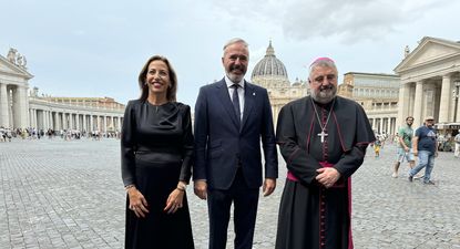 El presidente de Aragón, Jorge Azcón, y la alcaldesa de Zaragoza, Natalia Chueca, en el Vaticano