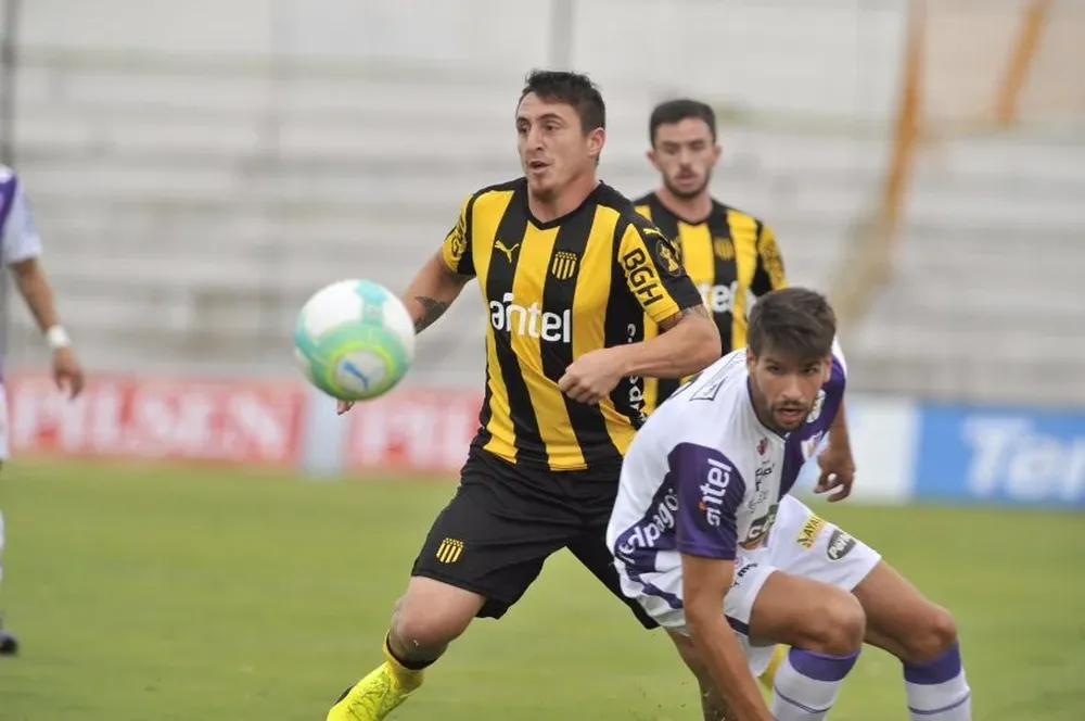 Fénix celebra el gol de Estoyanoff; el Cebolla lo sufre de lejos