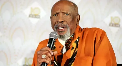 Louis Gossett Jr. habla en el escenario durante la proyección de A Raisin in the Sun en el 2019