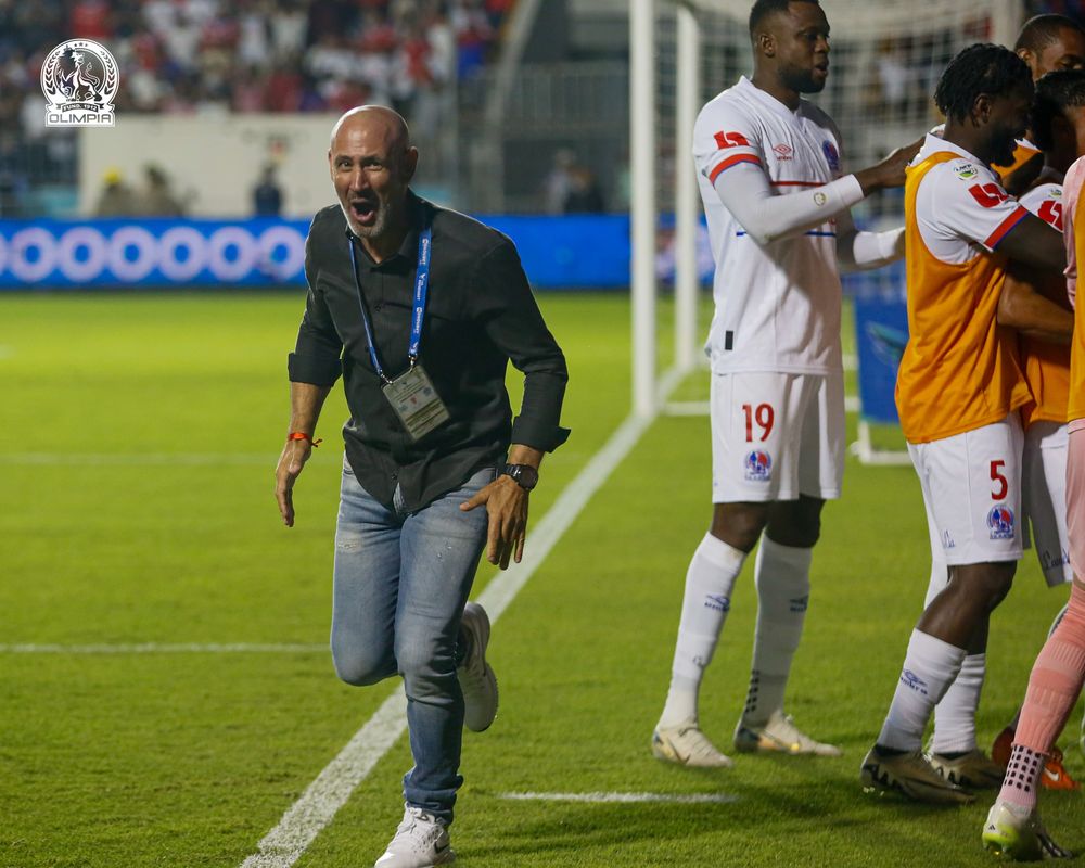 El festejo de Eduardo Espinel, bicampeón en Olimpia de Honduras