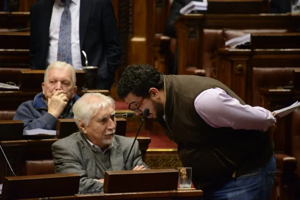 Alejandro Sánchez (MPP) y Óscar Groba (Espacio 609) durante la votación del proyecto en Diputados
